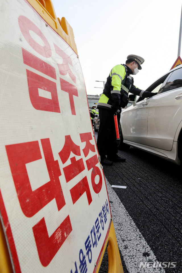 [서울=뉴시스]김병문 기자 = 서울동대문경찰서 경찰들이 16일 오후 서울 동대문구 용두동 일대에서 음주단속을 실시하고 있다. 2019.12.16. dadazon@newsis.com