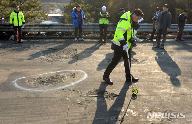 [군위=뉴시스] 이무열 기자 = 도로교통공단, 경찰 등 사고 조사관들이 16일 오후 경북 군위군 소보면 달산리 상주·영천고속도로에서 ‘블랙아이스’ 다중 추돌사고 현장 조사를 하고 있다. 2019.12.16.lmy@newsis.com