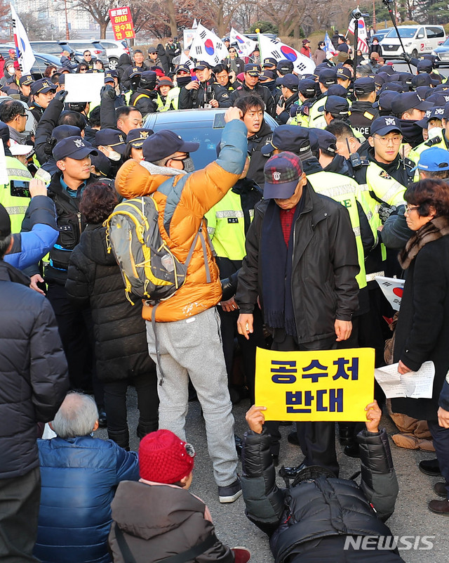 [서울=뉴시스] 장세영 기자 = 설훈 더불어민주당 의원 차량이 지난 16일 오전 서울 여의도 국회 앞에서 보수단체 회원들과 경찰들에게 둘러싸여 주행을 못하고 있다. 2019.12.16. photothink@newsis.com