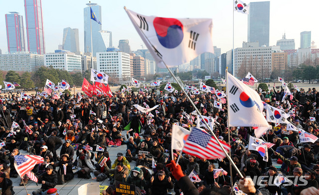 [서울=뉴시스] 장세영 기자 = 우리공화당 당원 등 보수단체 회원들이 16일 오후 서울 여의도 국회 본청 앞에서 태극기를 흔들며 공수처법과 연동형 비례대표제 반대를 외치고 있다. 2019.12.16. photothink@newsis.com