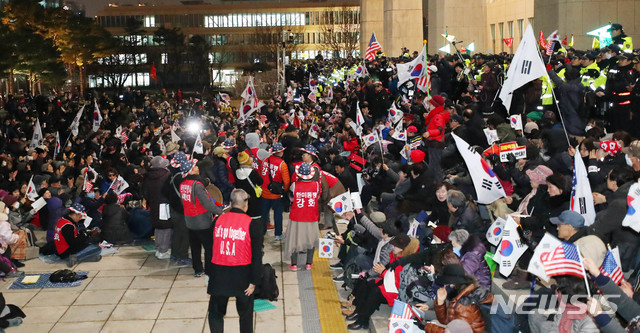 [서울=뉴시스] 장세영 기자 = 우리공화당 당원 등 보수단체 회원들이 16일 오후 서울 여의도 국회 본청 앞에서 늦은 시간 까지 태극기를 흔들며 공수처법과 연동형 비례대표제 반대를 외치고 있다. 2019.12.16. photothink@newsis.com