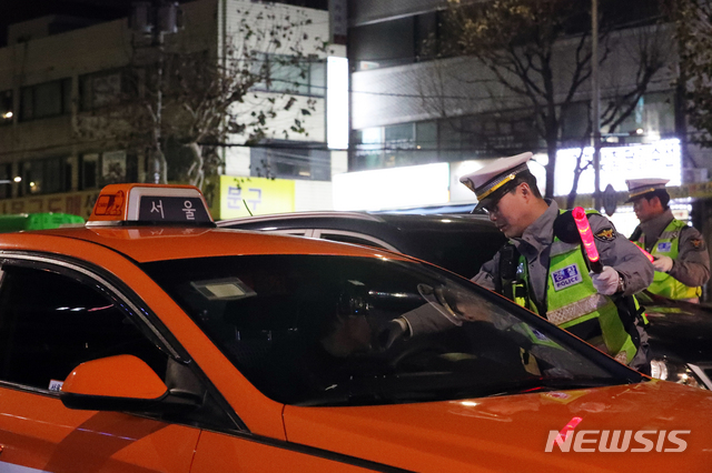 [서울=뉴시스] 택시에 대한 음주단속을 실시하는 모습. 사진은 기사와 무관. (사진=뉴시스DB) photo@newsis.com 