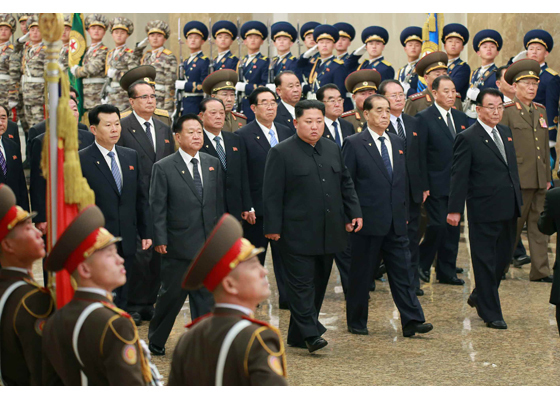 [서울=뉴시스]북한 노동신문은 "김정은 국무위원장이 김정일 서거 ８주기를 맞아 조선노동당 중앙위원회 정치국 상무위원들과 함께 금수산태양궁전을 찾아 경의를 표했다"고 17일 보도했다. 2019.12.17. (사진=노동신문 캡처) photo@newsis.com