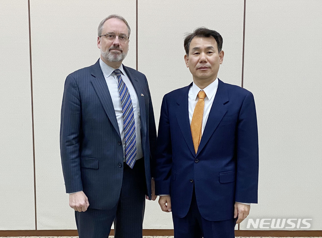 [서울=뉴시스]정은보 한·미 방위비분담협상대사와 제임스 드하트 미국 국무부 방위비분담협상대표(정치군사국 선임보좌관)가 17일 서울 동대문구 국방연구원에서 제11차 한-미 방위비 분담금 특별협정(SMA) 5차 회의에 앞서 기념촬영을 하고 있다. (사진=외교부 제공) 2019.12.17.  photo@newsis.com