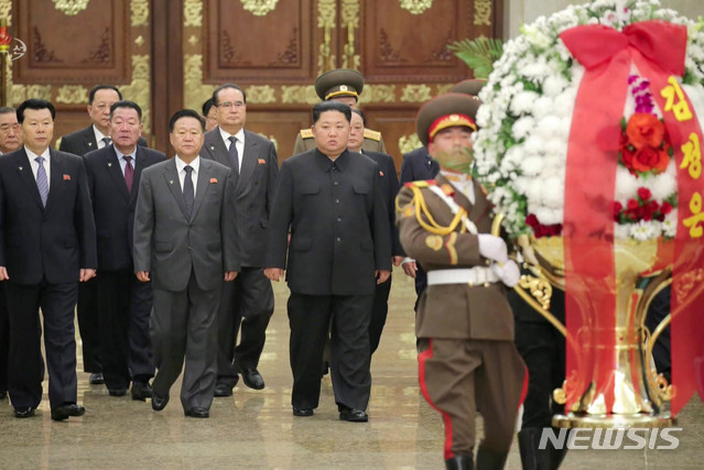 [서울=뉴시스]북한 조선중앙TV는 "김정은 국무위원장이 김정일 서거 ８주기를 맞아 조선노동당 중앙위원회 정치국 상무위원들과 함께 금수산태양궁전을 찾아 경의를 표했다"고 17일 보도했다. 앞줄 왼쪽부터 김재룡 내각총리, 최룡해 국무위원회 제1부위원장, 김정은 국무위원장. 2019.12.17. (사진=조선중앙TV 캡처)  photo@newsis.com 