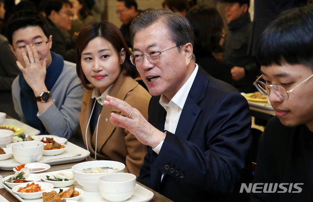 [서울=뉴시스]박영태 기자 = 문재인 대통령이 17일 서울 구로구의 에이스하이엔드타워 구내식당을 찾아 직장인들의 애로사항을 청취하며 점심식사를 하고 있다. 2019.12.17.since1999@newsis.com