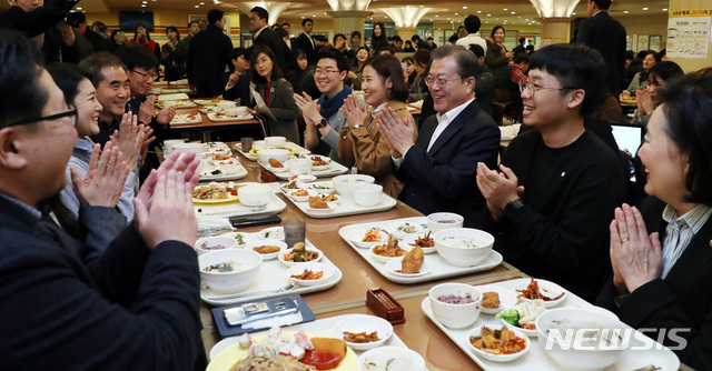 [서울=뉴시스]박영태 기자 = 문재인 대통령이 17일 서울 구로구의 에이스하이엔드타워 구내식당을 찾아 점심식사를 하기 전 박수를 치고 있다. 2019.12.17.since1999@newsis.com