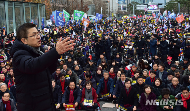 [서울=뉴시스] 고승민 기자 = 황교안 자유한국당 대표가 17일 서울 여의도 국회의사당역 앞에서 열린 공수처법 선거법 날치기 저지 규탄대회에서 발언을 하고 있다. 2019.12.17.  photo@newsis.com