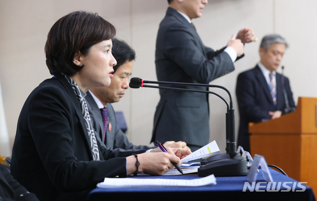 [서울=뉴시스]전신 기자 = 유은혜 사회부총리 겸 교육부 장관이 18일 서울 종로구 정부서울청사 별관에서 사학 법인의 회계 투명성과 공공성을 강화하는 내용을 담은 '사학혁신 추진방안'을 발표하고 있다. 2019.12.18. photo1006@newsis.com