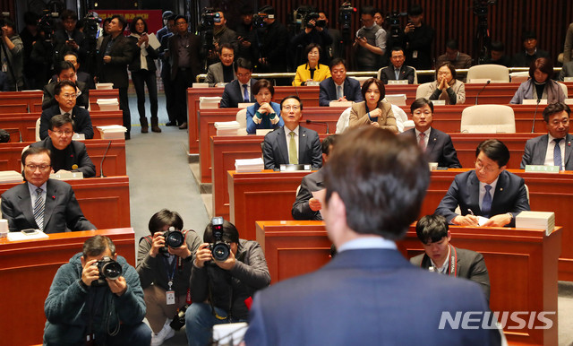 [서울=뉴시스] 장세영 기자 = 이인영 더불어민주당 원내대표가 18일 서울 여의도 국회 본청 예결위회의장에서 열린 더불어민주당 의원총회에 참석해 현안관련 발언을 하고 있다. 2019.12.18.  photothink@newsis.com