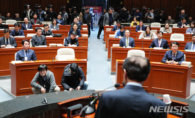 [서울=뉴시스] 장세영 기자 = 이해찬 더불어민주당 대표가 18일 서울 여의도 국회 본청 예결위회의장에서 열린 더불어민주당 의원총회에서 현안관련 발언을 하고 있다. 2019.12.18.  photothink@newsis.com