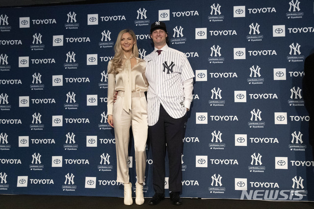 [뉴욕=AP/뉴시스] 뉴욕 양키스 투수 게릿 콜(오른쪽)과 아내 에이미. 
