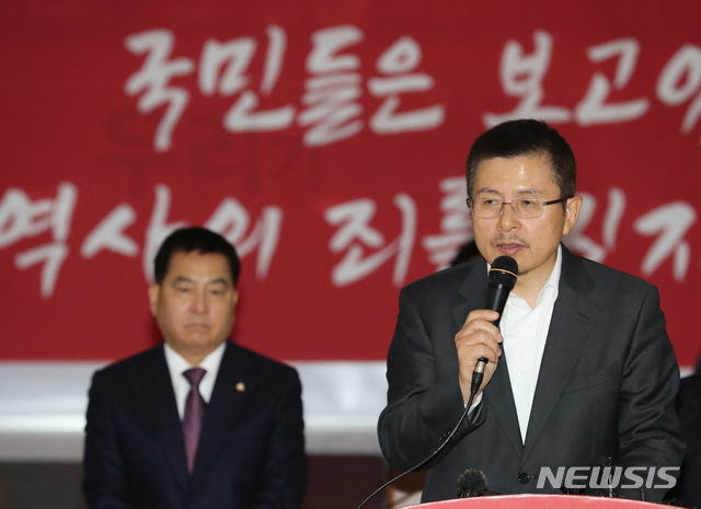 [서울=뉴시스] 고승민 기자 = 황교안 자유한국당 대표가 19일 서울 여의도 국회 로텐더홀에서 열린 최고위원회의에서 발언하고 있다. 2019.12.19. kkssmm99@newsis.com