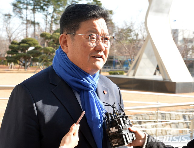 [울산=뉴시스] 배병수 기자 = 임동호 더불어민주당 전 최고위원이 지난 19일 오후 검찰 조사를 받기 위해 울산지검으로 들어가기전 취재진의 질문에 답하고 있다. 2019.12.19. bbs@newsis.com