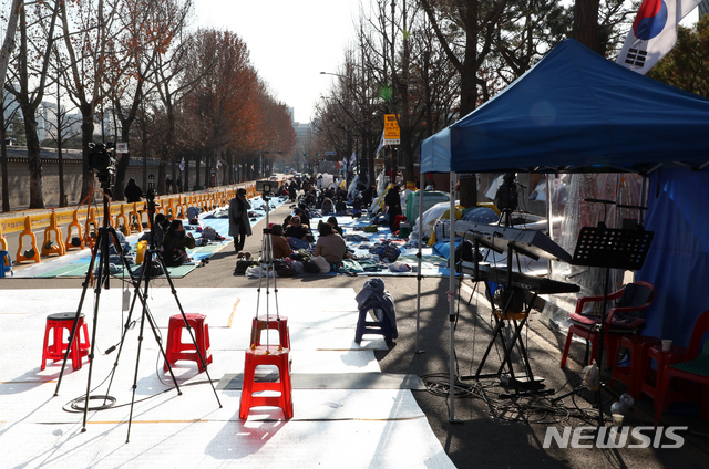 [서울=뉴시스]배훈식 기자 = 문재인하야범국민투쟁본부(범투본) 1차 농성장 자진철거 시한인 지난 19일 오후 청와대 사랑채 인근 농성장에 적재물이 그대로 쌓여 있다. 2019.12.19. dahora83@newsis.com