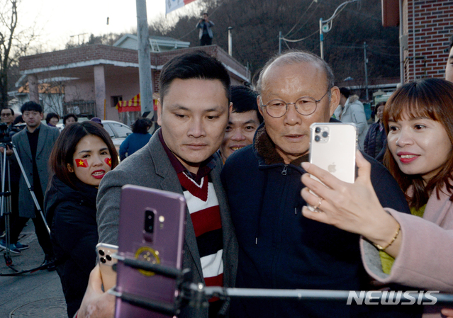 [산청=뉴시스]차용현 기자 = 경남 통영시에서 전지훈련 중인 박항서 감독이 19일 오후 베트남 축구대표팀, 코칭스태프 등 40여명과 함께 경남 산청군 생초면 고향마을을 방문해 팬들과 기념사진을 촬영하고 있다. 2019.12.19. con@newsis.com