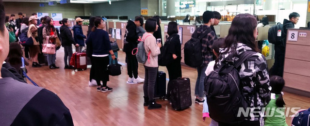 [인천공항=뉴시스] 19일 오후 5시께 인천공항 제1여객터미널과 제2터미널의 자동출입국심사대 시스템에서 오류가 발생해 승객들이 큰 불편을 겪고 있다. (사진=독자 제공) 2019.12.19photo@newsis.com