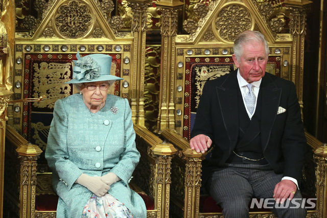 [런던=AP/뉴시스]엘리자베스 2세 영국 여왕(왼쪽)과 남편 필립 공이 19일(현지시간) 여왕의 개원 연설을 위해 런던에 위치한 국회의사당에 자리한 모습. 여왕 개원 연설은 영국이 이달 조기 총선을 치름에 따라 2개월 만에 다시 이뤄졌다. 2019.12.19.