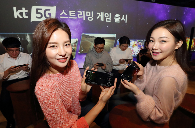 [서울=뉴시스] KT는 20일 서울 성수역 인근에 위치한 카페봇에서 5G 스트리밍 게임 서비스를 처음 공개했다. (사진=KT 제공) 2019.12.20