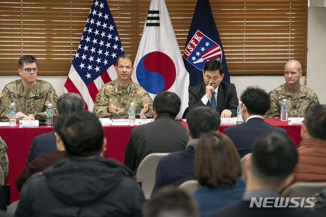 [부산=뉴시스] 주한미군 생화학 방어 프로그램(센터) 현장설명회가 20일 부산 남구 부산항 8부두 주한미해군해상수송사령부에서 열렸다. 사진 왼쪽부터 주한미군 화학, 생물학, 방사능, 핵 및 고성능 폭발물 실장 앤디 밀트너 대령, 주한미군 참모장 스티븐 윌리암스 소장, 국방부 대북정책과장 김도균 소장, 주한미군 의무장교 클린트 머레이 대령. 이날 현장설명회에는 정부 부처 관계자와 언론, 주민대표 등이 참석했다. (사진=부산사진공동취재단). 2019.12.20. photo@newsis.com 