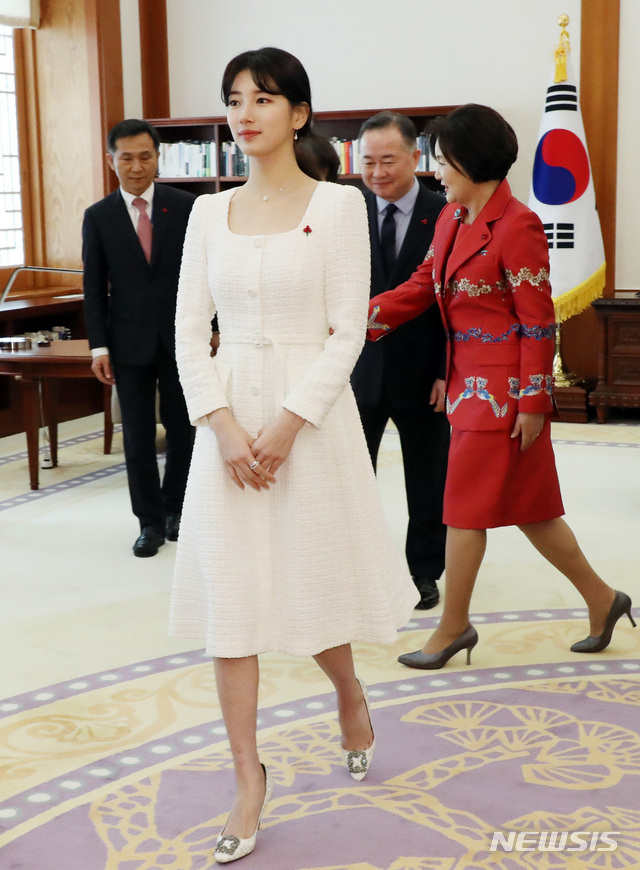 [서울=뉴시스]박영태 기자 = 아너 소사이어티 회원인 가수 겸 배우 수지가 20일 오전 청와대 본관 집무실에서 열린 문재인 대통령과 김정숙 여사의 사랑의 열매 성금 전달식에 참석해 있다. 2019.12.20.since1999@newsis.com