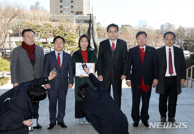 [서울=뉴시스]전신 기자 = 자유한국당 의원들이 20일 서울 서초구 대검찰청에서 청와대의 6.13.선거 민주당 공천 개입 의혹과 관련해 임종석 전 비서실장, 조국 전 민정수석, 한병도 전 정무수석, 이호철 전 노무현 정부 민정수석, 송철호 울산시장 등을 공직선거법위반죄, 직권남용권리행사방해죄 등 혐의로 고발장을 접수하기 전 입장을 밝히고 있다. 왼쪽부터 강효상, 주광덕, 전희경, 곽상도, 정점식 의원. 2019.12.20. photo1006@newsis.com