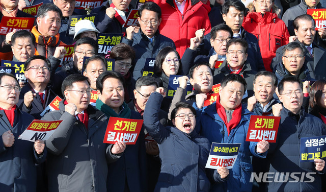 [서울=뉴시스] 장세영 기자 = 자유한국당 의원들과 당원들이 20일 서울 여의도 국회 앞 계단에서 열린 선거법 및 공수처법 규탄대회에서 구호를 외치고 있다. 2019.12.20.  photothink@newsis.com