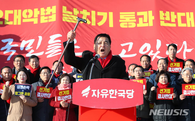 [서울=뉴시스] 장세영 기자 = 심재철 자유한국당 원내대표가 20일 서울 여의도 국회 앞 계단에서 열린 선거법 및 공수처법 규탄대회에 참석해 발언하고 있다. 2019.12.20.  photothink@newsis.com