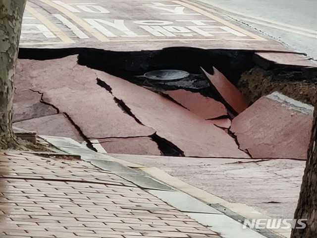 [고양=뉴시스] 이경환 기자 = 21일 오후 2시 30쯤 경기 일산동구 백석동 중앙로 옆 알미공원 인근 왕복4차선 도로가 길이 20m, 폭 10여m, 깊이 0.35~1m 가량 침하됐다. 2019.12.21,(사진=독자 제공) lkh@newsis.com