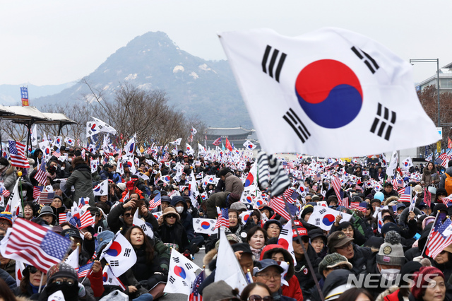 [서울=뉴시스]이윤청 기자 = 21일 오후 서울 광화문 교보빌딩 앞에서 범국민투쟁본부의 대한민국 바로세우기 국민대회가 열리고 있다. 2019.12.21. radiohead@newsis.com