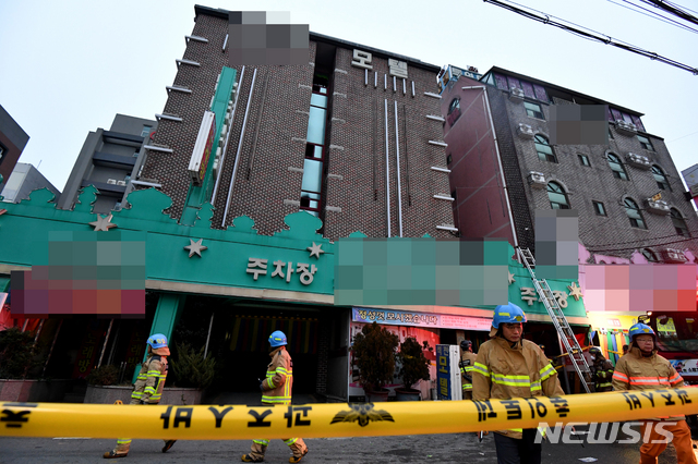 [광주=뉴시스]신대희 기자 = 22일 오전 5시45분께 광주 북구 두암동 5층 규모 A 모텔에서 방화로 추정되는 불이 나 25명이 사상했다. 소방당국이 구조 작업을 하고 있다. 2019.12.22.  sdhdream@newsis.com