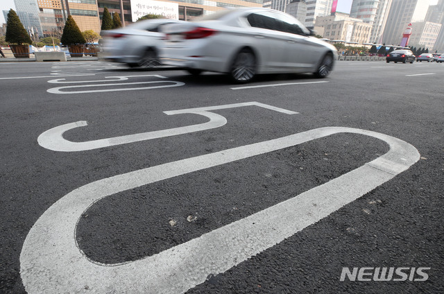 [서울=뉴시스]서울 종로구 도심 도로에 제한속도 50㎞라고 표시돼 있다. (사진 = 뉴시스 DB)