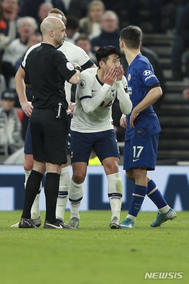 Tottenham&#039;s Son Heung-min reacts after getting a red card during the English Premier League soccer match between Tottenham Hotspur and Chelsea, at the Tottenham Hotspur Stadium in London, Sunday, Dec. 22, 2019. (AP Photo/Ian Walton)