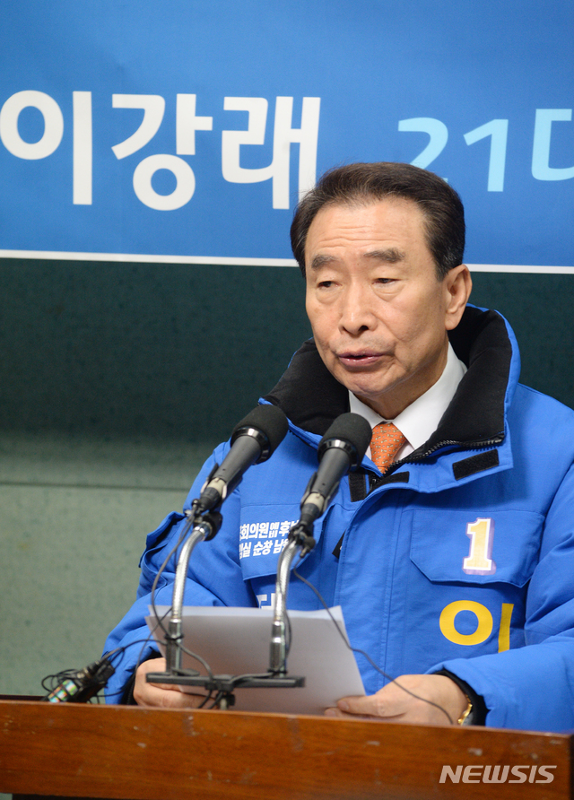 [전주=뉴시스] 김얼 기자= 이강래 전 한국도로공사 사장이 23일 전북 전주시 전북도의회 브리핑룸에서 임실, 순창, 남원의 21대 국회의원 출마선언 기자회견을 갖고 있다. 2019.12.23. pmkeul@newsis.com