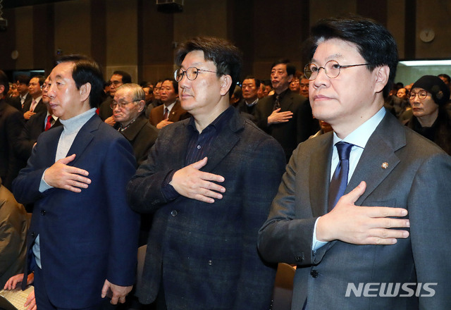 [서울=뉴시스]홍효식 기자 = 자유한국당 장제원(오른쪽부터), 권성동, 김성태 의원이 23일 서울 중구 프레스센터에서 열린 국민통합연대 창립대회에 참석해 국민의례를 하고 있다. 2019.12.23. yesphoto@newsis.com