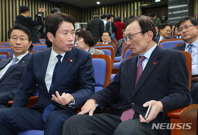 [서울=뉴시스] 장세영 기자 = 이해찬(오른쪽) 더불어민주당 대표와 이인영 더불어민주당 원내대표가 23일 서울 여의도 국회 본청 회의장에서 열린 더불어민주당 의원총회에 참석해 의견을 나누고 있다. 2019.12.23. photothink@newsis.com