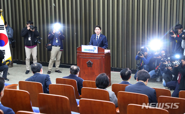 [서울=뉴시스] 장세영 기자 = 이인영 더불어민주당 원내대표가 23일 서울 여의도 국회 본청 회의장에서 열린 더불어민주당 의원총회에서 현안관련 발언을 하고 있다. 2019.12.23.  photothink@newsis.com