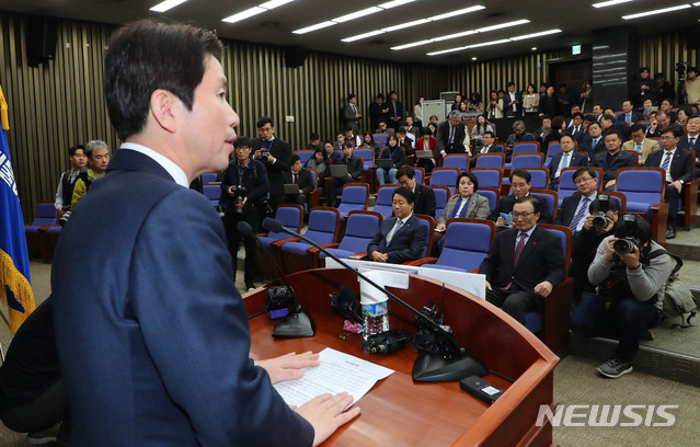 [서울=뉴시스] 장세영 기자 = 이인영 더불어민주당 원내대표가 23일 서울 여의도 국회 본청 회의장에서 열린 더불어민주당 의원총회에서 현안관련 발언을 하고 있다. 2019.12.23.  photothink@newsis.com