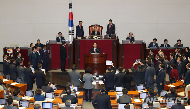 [서울=뉴시스] 고승민 기자 = 문희상 국회의장이 23일 서울 여의도 국회에서 예산부수법안과 공수처법, 유아교육법 개정안 등을 안건으로 열린 제372회국회(임시회) 제1차 본회의에서 회의를 진행하고 있다. 본회의에 반대하는 자유한국당 의원이 단상으로 나와 항의하고 있다. 주호영 한국당 의원이 토론 발언을 하고 있다. 2019.12.23. kkssmm99@newsis.com