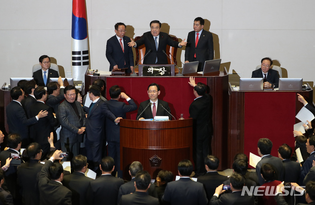 [서울=뉴시스] 고승민 기자 = 문희상 국회 의장이 23일 서울 여의도 국회에서 예산부수법안과 공수처법, 유아교육법 개정안 등을 안건으로 열린 제372회국회(임시회) 제1차 본회의에서 주호영 한국당 의원의 토론 발언을 종료시킨 뒤 윤후덕 의원에게 발언기회를 부여하자 한국당 의원들이 항의하고 있다. 2019.12.23. kkssmm99@newsis.com