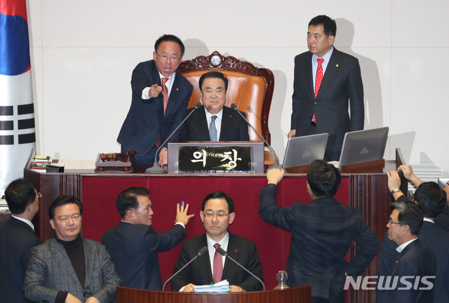 [서울=뉴시스] 고승민 기자 = 자유한국당 심재철 원내대표와 이주영 국회부의장이 23일 서울 여의도 국회에서 예산부수법안과 공수처법, 유아교육법 개정안 등을 안건으로 열린 제372회국회(임시회) 제1차 본회의에서 문희상 의장의 회의 진행에 항의하고 있다. 2019.12.23. kkssmm99@newsis.com 