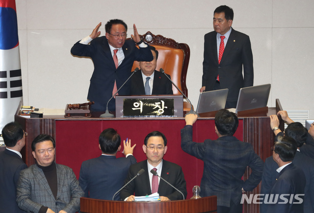 [서울=뉴시스] 고승민 기자 = 이주영 국회부의장과 자유한국당 심재철 원내대표와 23일 서울 여의도 국회에서 예산부수법안과 공수처법, 유아교육법 개정안 등을 안건으로 열린 제372회국회(임시회) 제1차 본회의에서 문희상 의장의 회의 진행에 항의하고 있다. 2019.12.23.kkssmm99@newsis.com