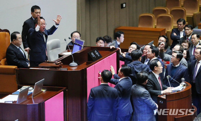 [서울=뉴시스] 장세영 기자 = 이주영 자유한국당 의원이 23일 서울 여의도 국회 본회의장에서 열린 제372회국회(임시회) 제1차 본회의에서 문의장 의장 옆으로 올라가 소리를 지르고 있다. 2019.12.23.  photothink@newsis.com 