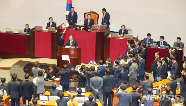 [서울=뉴시스] 장세영 기자 = 자유한국당 의원들이 23일 서울 여의도 국회 본회의장에서 열린 제372회국회(임시회) 제1차 본회의에서 문희상 의장에게 항의를 하고 있다. 2019.12.23.  photothink@newsis.com