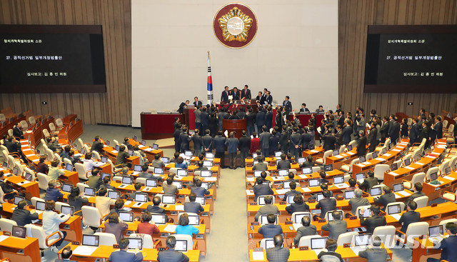 [서울=뉴시스] 장세영 기자 = 문희상 국회의장이 23일 서울 여의도 국회 본회의장에서 열린 제372회국회(임시회) 제1차 본회의에서 의사일정 변경 동의를 통해 패스트트랙(신속처리안건 지정) 공직선거법 개정안을 전격 상정하고 있다. 2019.12.23.  photothink@newsis.com 