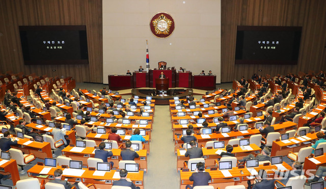 [서울=뉴시스] 장세영 기자 = 주호영 자유한국당 의원이 23일 서울 여의도 국회 본회의에서 '선거법 개정안'에 대해 무제한토론을 시작하고 있다. 2019.12.23.  photothink@newsis.com