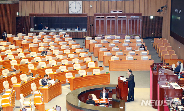 [서울=뉴시스] 장세영 기자 = 주호영 자유한국당 의원이 24일 서울 여의도 국회 본회의에서 자정을 넘기며 '선거법 개정안'에 대해 무제한토론을 이어가고 있다. 2019.12.24.  photothink@newsis.com