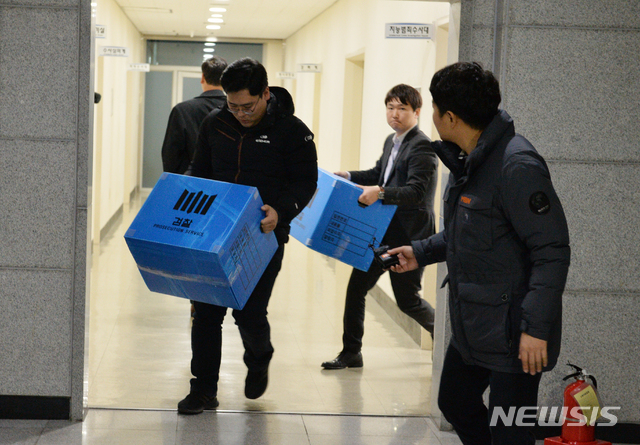 [울산=뉴시스] 배병수 기자 = 24일 오후 서울중앙지검 공공수사2부가 김기현 전 울산시장 측근 비리수사를 담당한 울산지방경찰청 지능범죄수사대 사무실을 압수수색해 수거한 자료를 옮기고 있다. 2019.12.24.  bbs@newsis.com 