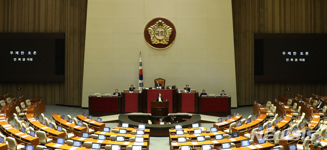 [서울=뉴시스]김명원 기자 = 전희경 자유한국당 의원이 24일 오후 서울 여의도 국회에서 예산부수법안과 공수처법, 유아교육법 개정안 등을 안건으로 열린 본회의에서 무제한 토론을 하고 있다. 2019.12.24. kmx1105@newsis.com