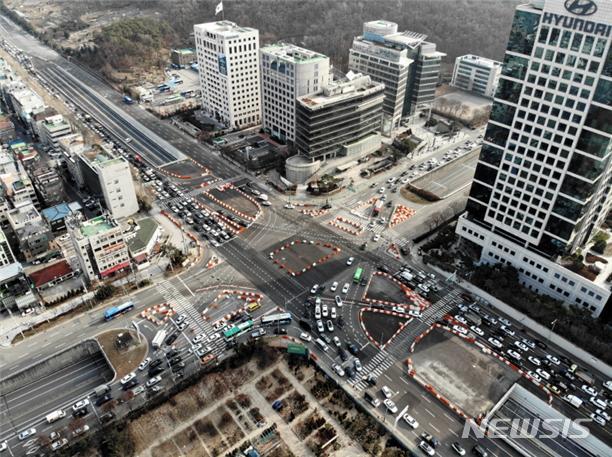 [서울=뉴시스] 염곡동서지하차도 교차로 전경. (사진=서울시 제공) 2019.12.25.